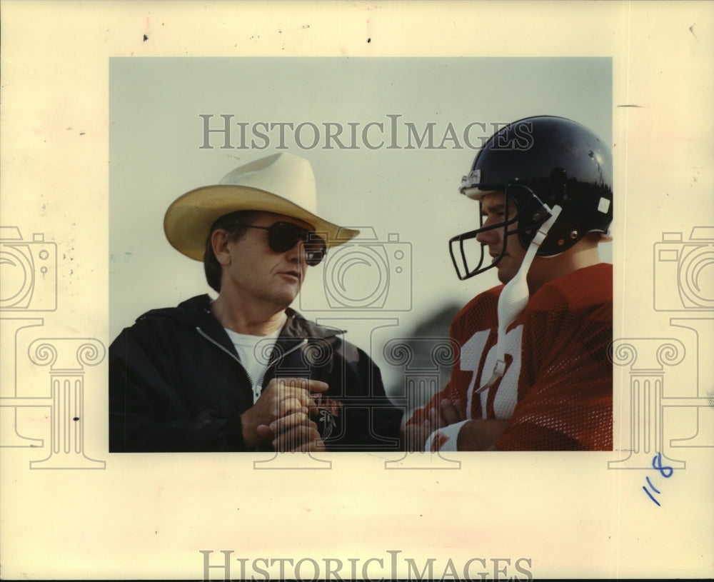 1990 Press Photo Atlanta Falcons coach Jerry Glanville talks with Scott Campbell - Historic Images