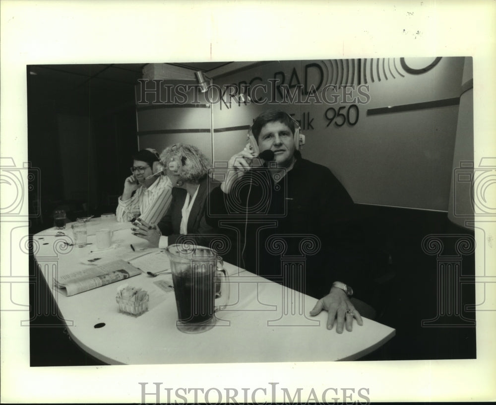 1989 Press Photo Houston Oilers coach Jerry Glanville on set of his radio show.- Historic Images