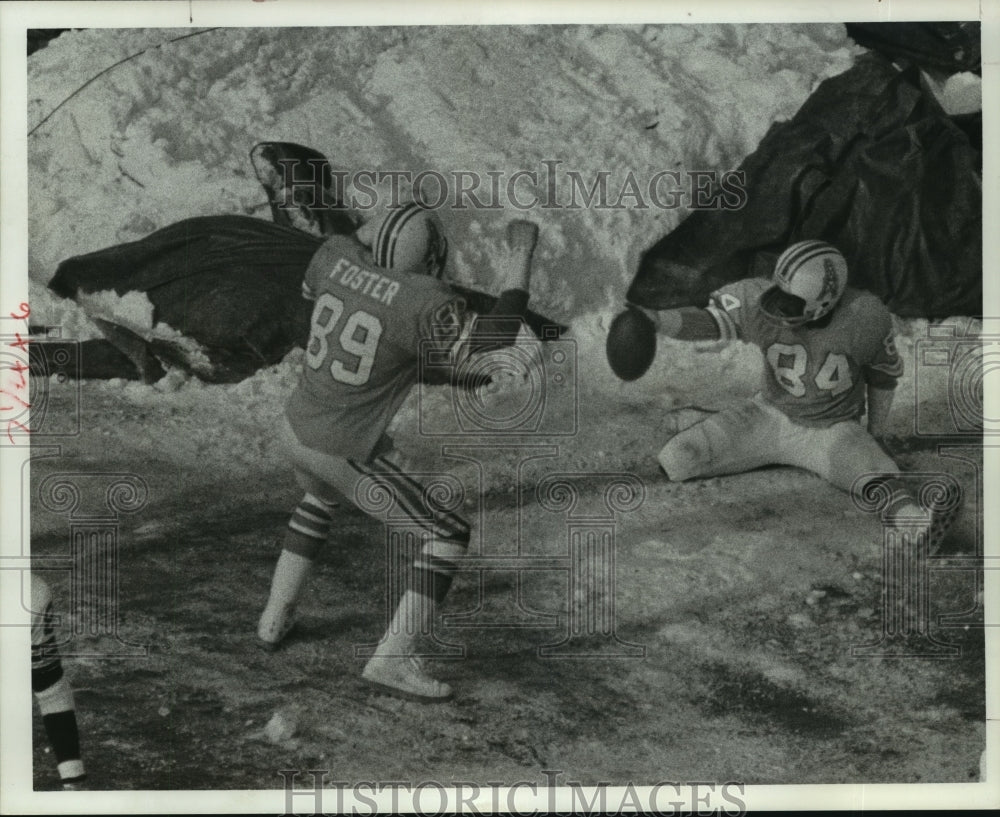 1977 Press Photo Oilers&#39; Eddie Johnson celebrates touchdown with Billy Johnson. - Historic Images