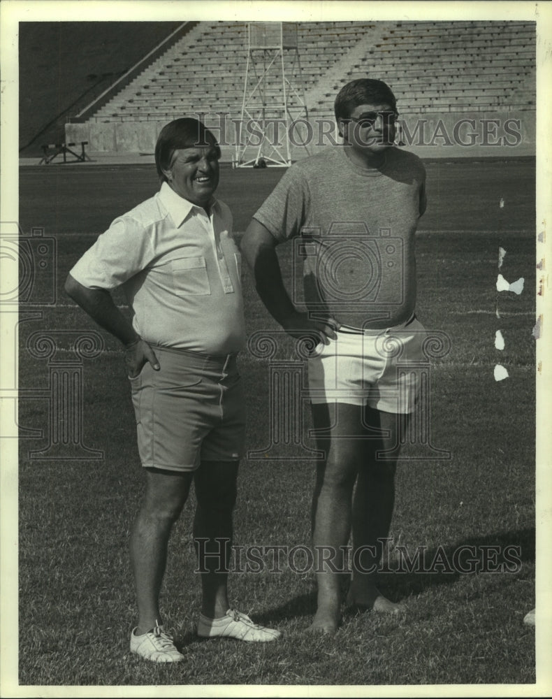 1982 Press Photo Houston Oilers&#39; General Manager Ladd Herzog with man on field.- Historic Images