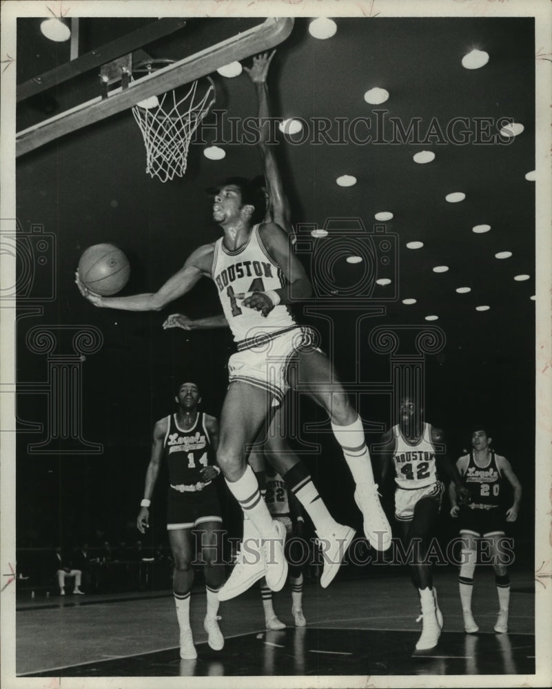 1970 Press Photo University of Houston basketball player Jeff Hickman shoots. - Historic Images