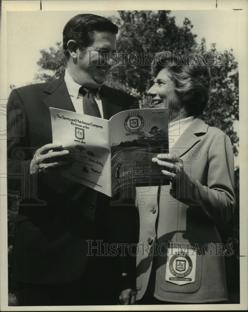 1973 Press Photo Officials check program of S&amp;H Green Stamp Ladies Golf Classic.- Historic Images