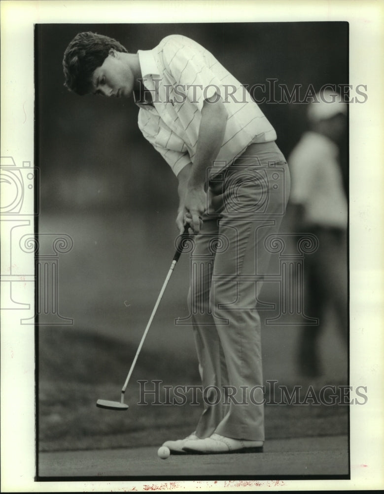 1986 Press Photo University of Oklahoma golfer Todd Hamilton putts to victory.- Historic Images