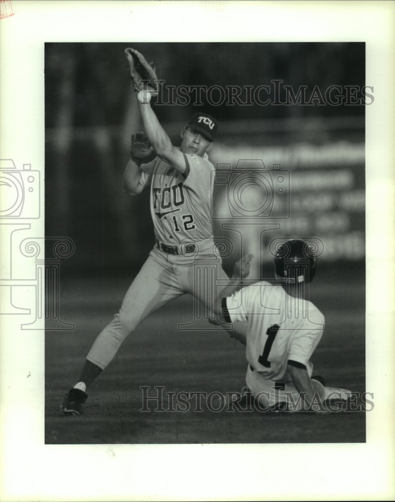 1993 Press Photo TCU&#39;s Clay Caruthers bobbles ball; Rice&#39;s David Brooks is safe- Historic Images