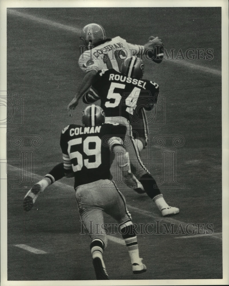 Press Photo Houston Oilers&#39; quarterback Cochrane is pursued by a pair of Saints.- Historic Images