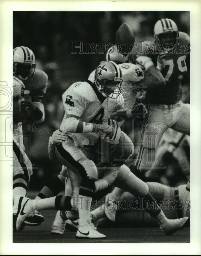 1990 Press Photo Oilers&#39; Johnny Meads sacks Saints quarterback Steve Walsh.- Historic Images