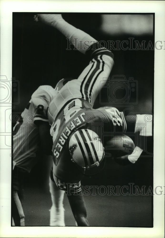 1990 Press Photo Houston Oilers&#39; Haywood Jeffires flips over 49&#39;ers Eric Davis. - Historic Images