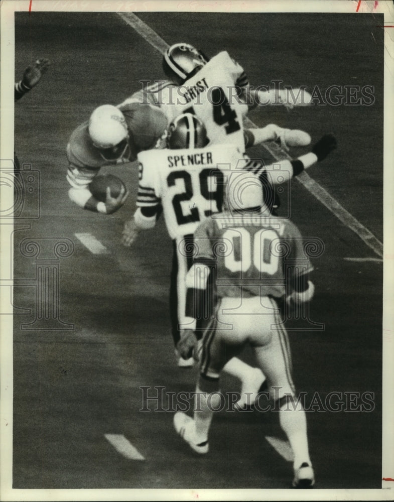 1976 Press Photo Houston Oilers ball carrier is stopped by Saints&#39; Chuck Crist- Historic Images