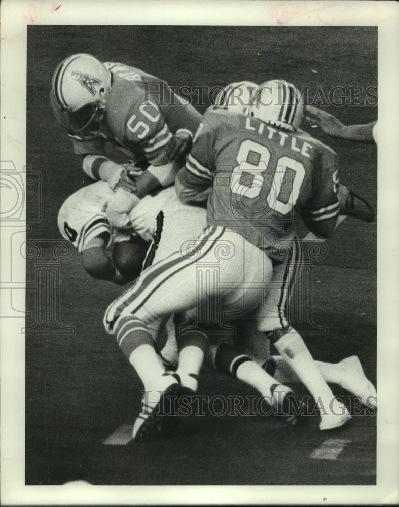 1976 Press Photo The Oilers' defense sacks Kim McQuilken of the Atlant ...
