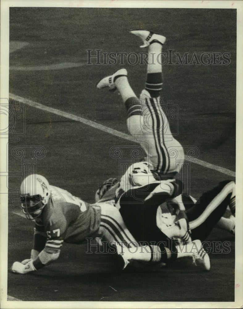 1976 Press Photo Houston Oilers&#39; defenders collide with New Orleans receiver. - Historic Images