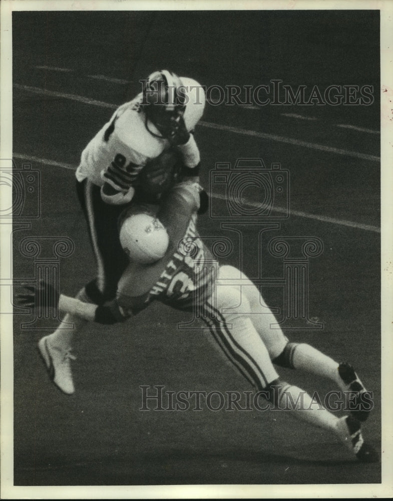 1976 Press Photo New Orleans&#39; Childs catches TD pass over Oilers&#39; Whittington.- Historic Images