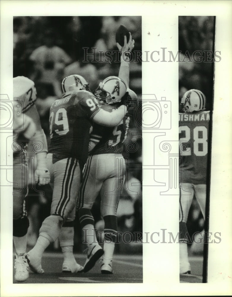 1989 Press Photo Oilers&#39; Eric Fairs; Doug Smith celebrate fumble recovery. - Historic Images