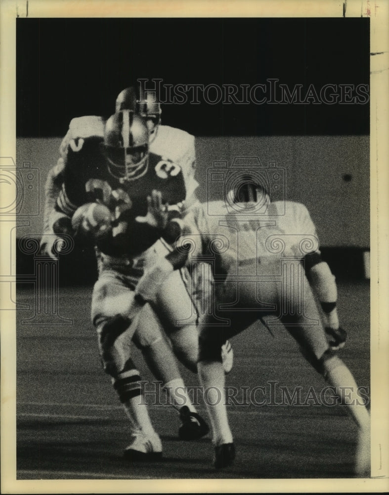 1975 Press Photo Fullback James attempts to elude defenders. - hcs08907- Historic Images