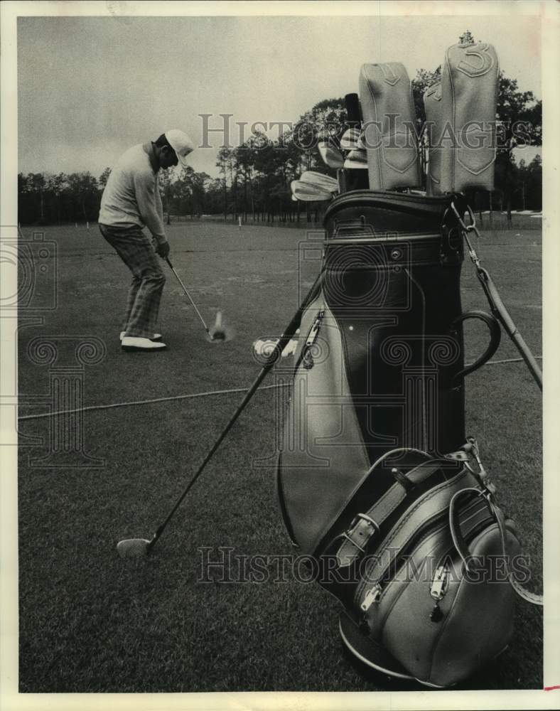 Press Photo Lou Graham competes in a golf tournament - hcs08931 - Historic Images