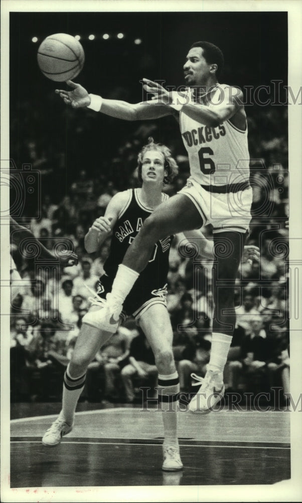 1980 Press Photo Houston Rockets' Tom Henderson grabs rebound against Spurs.- Historic Images