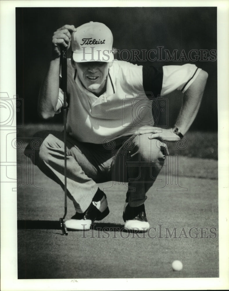 1990 Press Photo Golfer Gordon Johnson lines up putt at Woodlands in Houston. - Historic Images