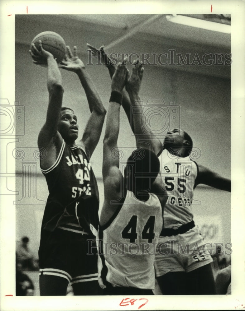 1984 Press Photo Texas Southern&#39;s Andre Applewhite; Melvin Stewart apply defense- Historic Images