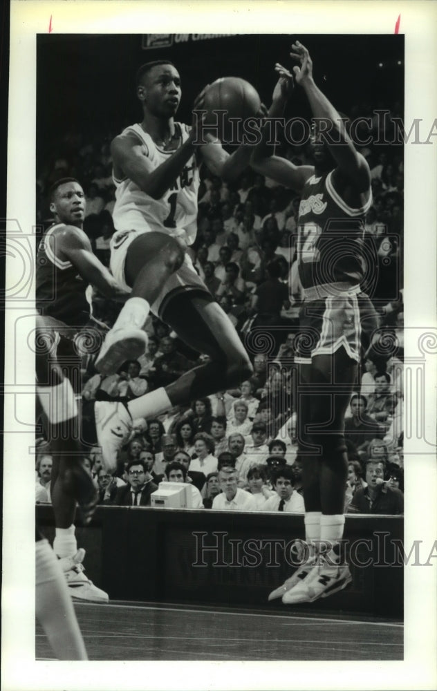 1990 Press Photo Rockets&#39; Buck Johnson shoots for two on Lakers&#39; James Worthy. - Historic Images