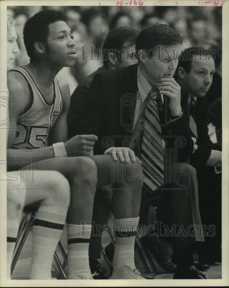 1971 Press Photo Texas Tech University basketball coach Gerald Myer on sideline. - Historic Images