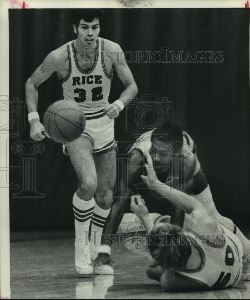 1970 Rice's Bert Schmidt grabs loose ball and passes to Tom Myer. - Historic Images