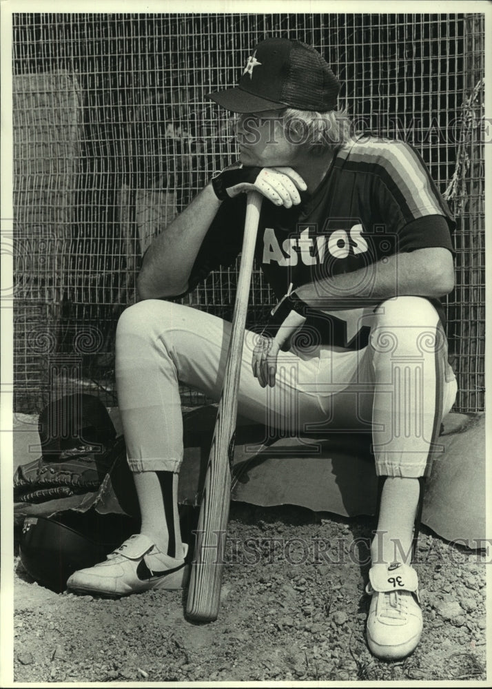 1981 Press Photo Houston Astros&#39; pitcher Joe Niekro waits turn in batting cage.- Historic Images