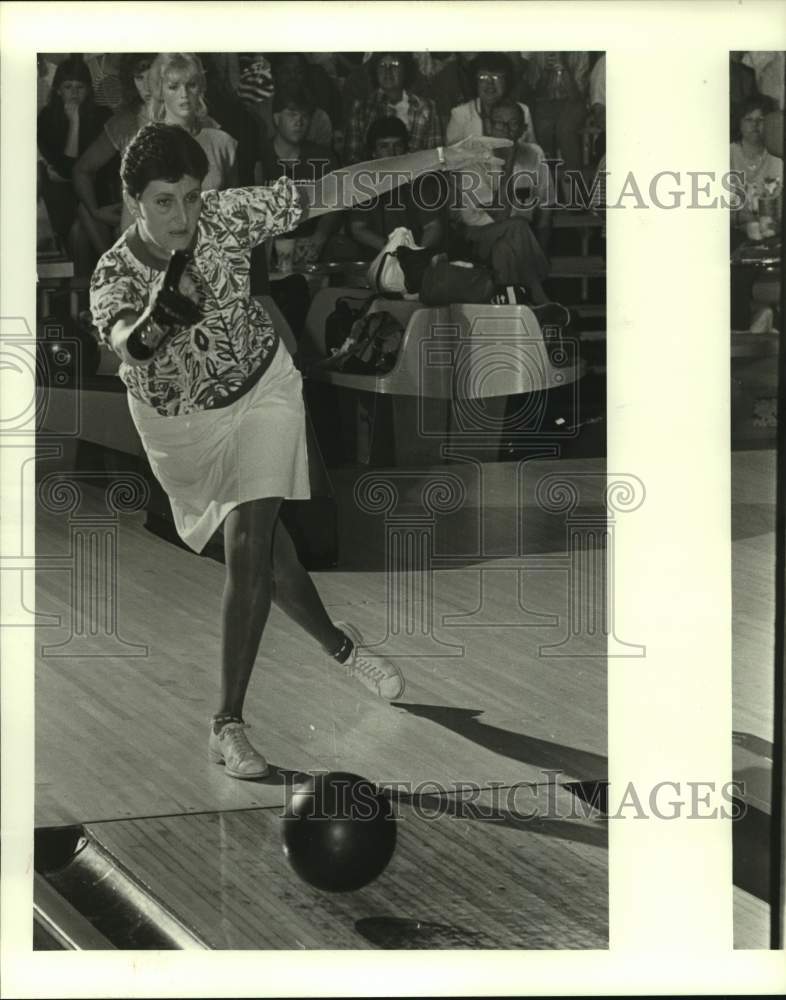 1986 Press Photo Lorrie Nichols competes in a bowling tournament - hcs09102- Historic Images