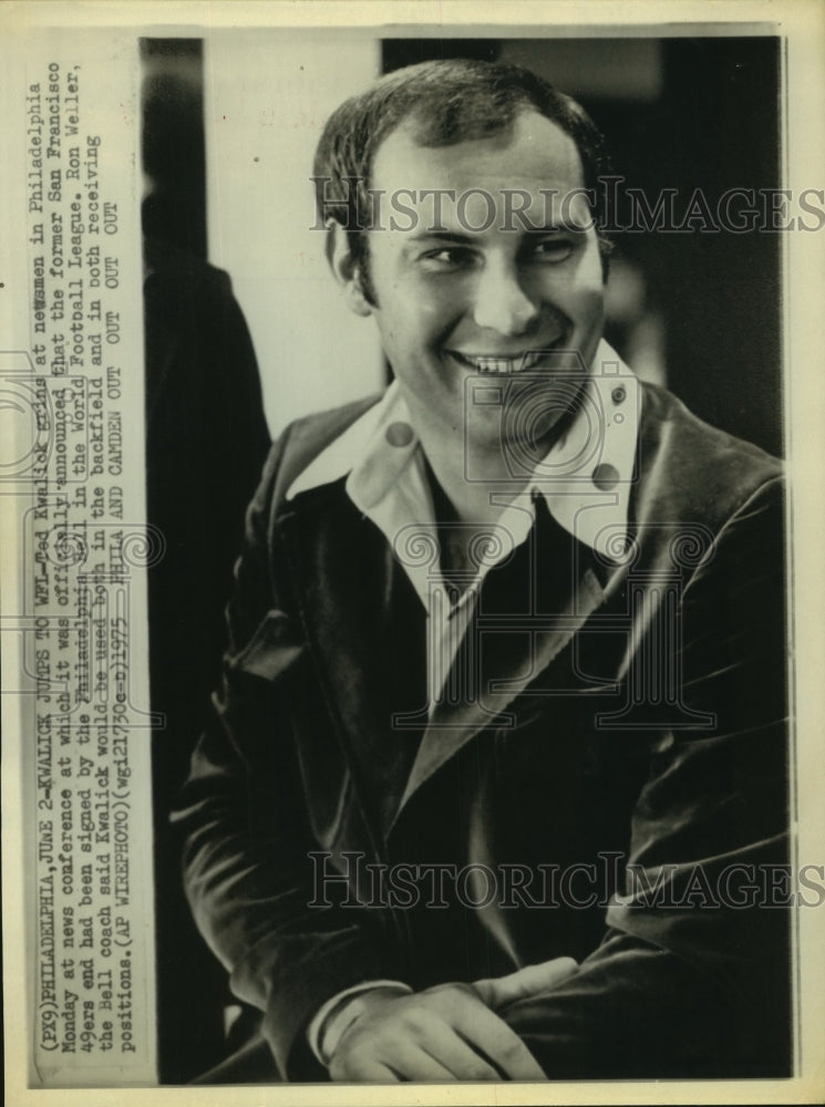 1975 Press Photo Former 49&#39;ers end Ted Kwalick signs with Philadelphia of WFL. - Historic Images