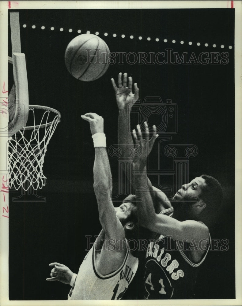 1976 Press Photo Houston Rockets Mike Newlin battles for a rebound. - hcs09151- Historic Images