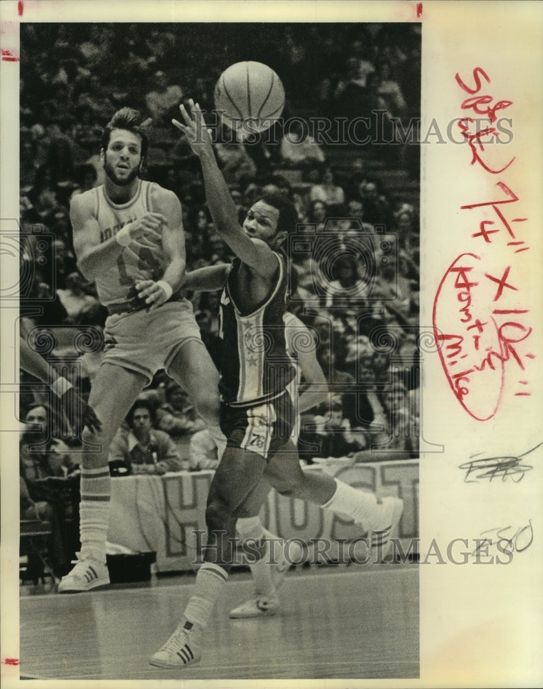 1976 Press Photo Houston Rockets' Mike Newlin makes a leaping pass during game. - Historic Images