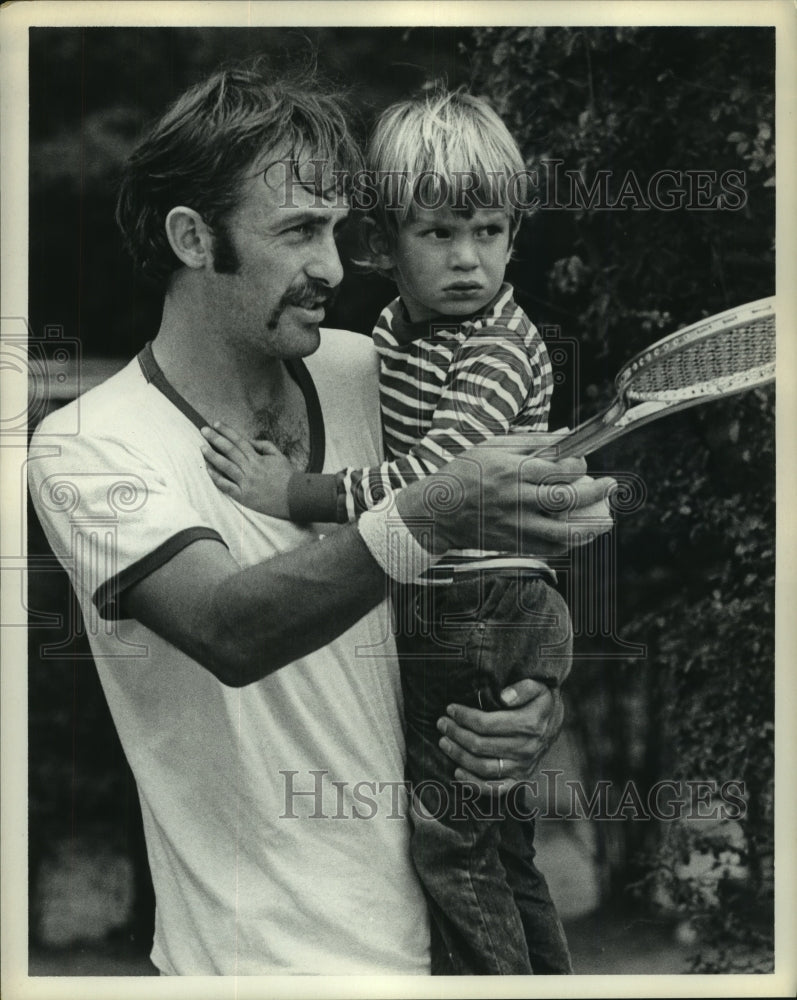 1972 Press Photo Professional tennis player John Newcombe holds son Clint. - Historic Images