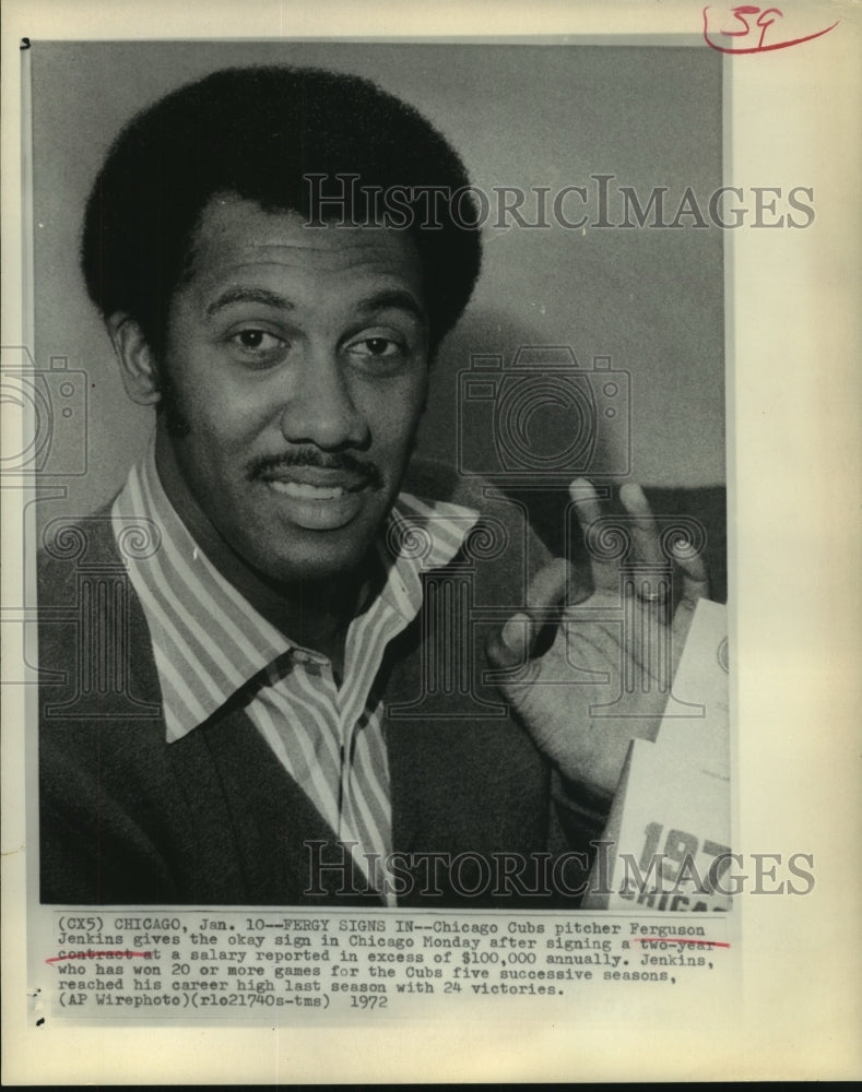 1972 Press Photo Chicago Cubs pitcher Ferguson Jenkins resigns with the Cubs.- Historic Images