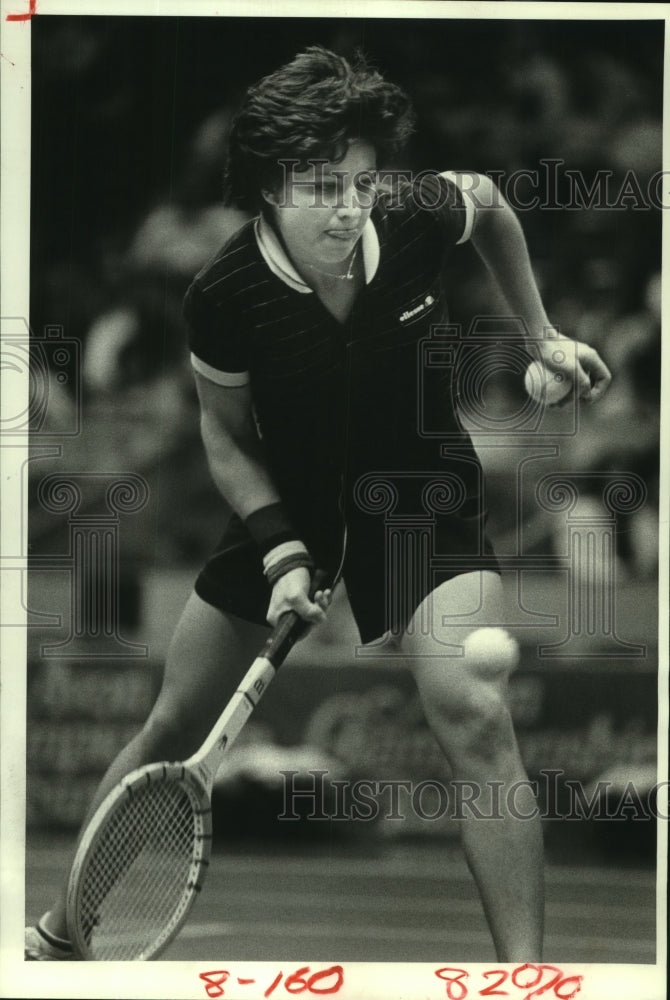 1981 Press Photo Tennis player Mima Jausovec hits return in Avon Championships.- Historic Images