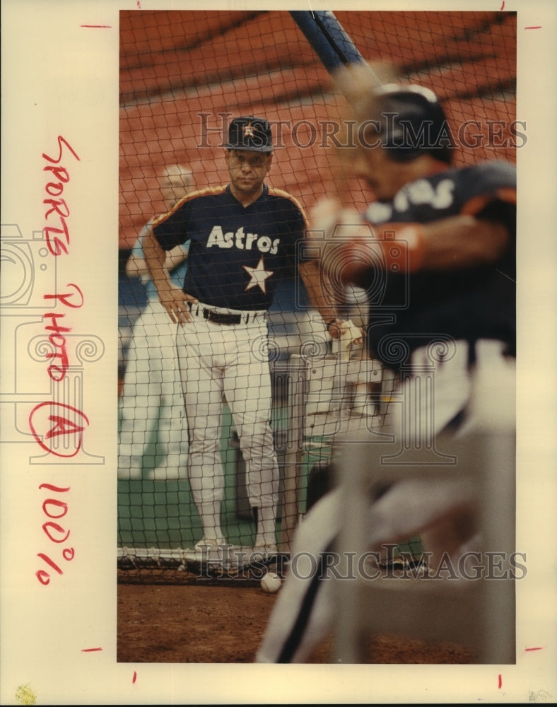 1990 Press Photo Houston Astros hitting coach Rudy Jaramillo at batting practice - Historic Images