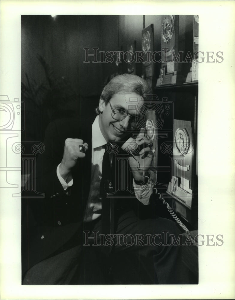 1990 Press Photo University of Houston coach John Jenkins calls recent signees.- Historic Images