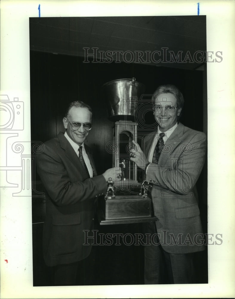 1990 Press Photo Rice&#39;s Fred Goldsmith; Houston&#39;s John Jenkins hold Bayou Bucket - Historic Images