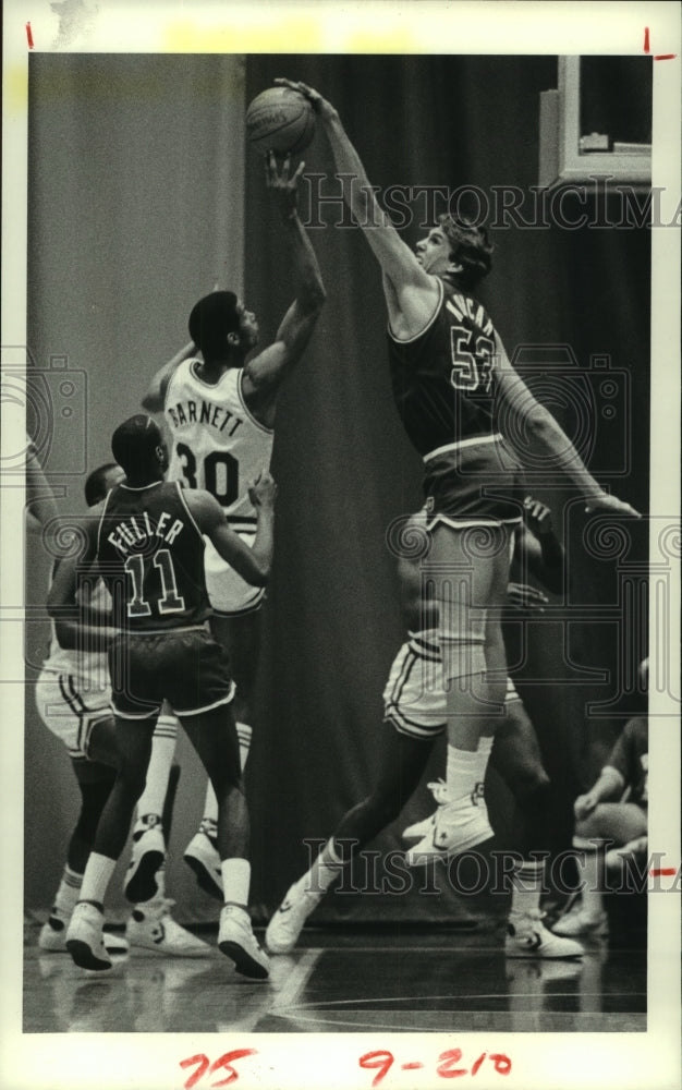 1985 Press Photo SMU&#39;s Jon Koncak blocks Rice&#39;s Tony Barnett&#39;s shot in game.- Historic Images