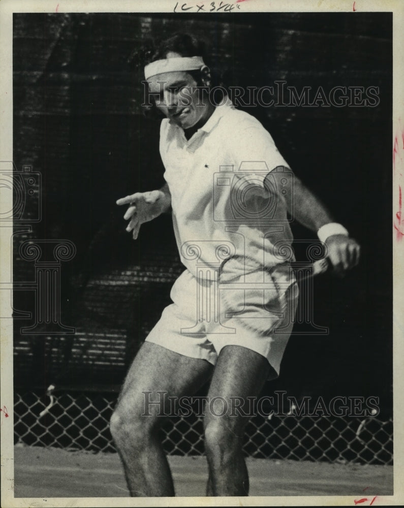 1971 Press Photo Left handed tennis pro Thomaz Koch hits a backhand return.- Historic Images