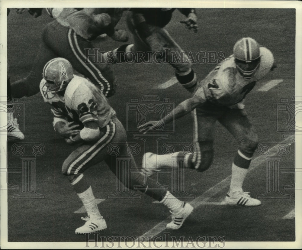 Press Photo Houston Oilers&#39; quarterback Dan Pastorini hands ball off.- Historic Images