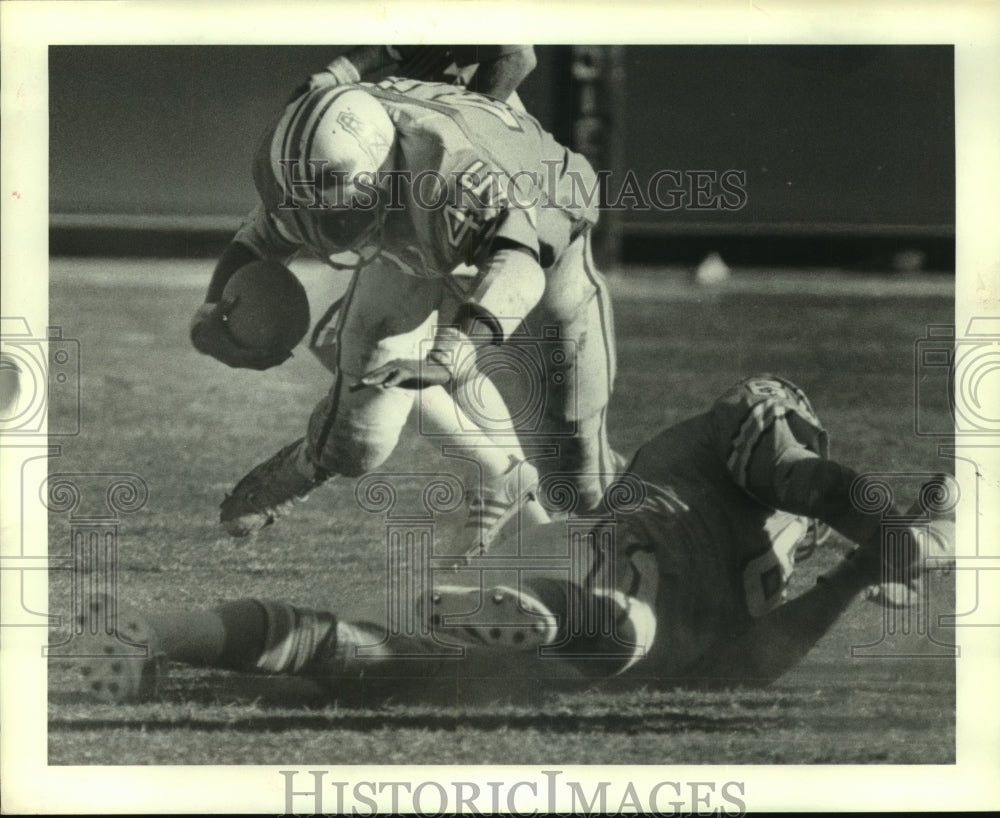 1980 Press Photo Houston Oilers&#39; full back Tim Wilson stumbles over teammate. - Historic Images