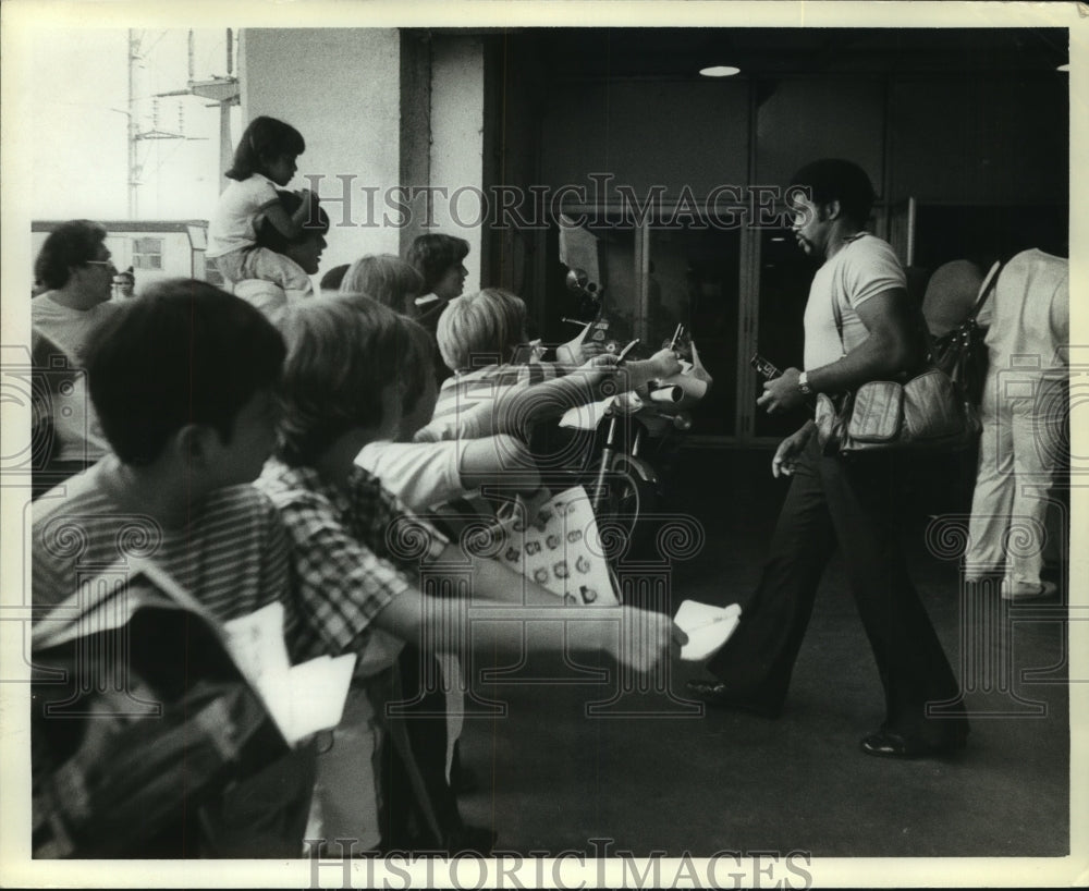 1978 Press Photo Oilers&#39; Elvin Bethea signs autographs for young fans after game - Historic Images