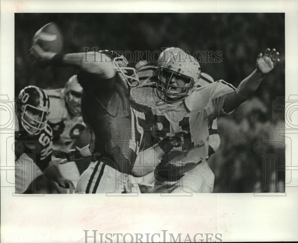 1977 Press Photo Rice&#39;s Randy Hertel attempts pass amid Texas A&amp;M&#39;s pressure. - Historic Images