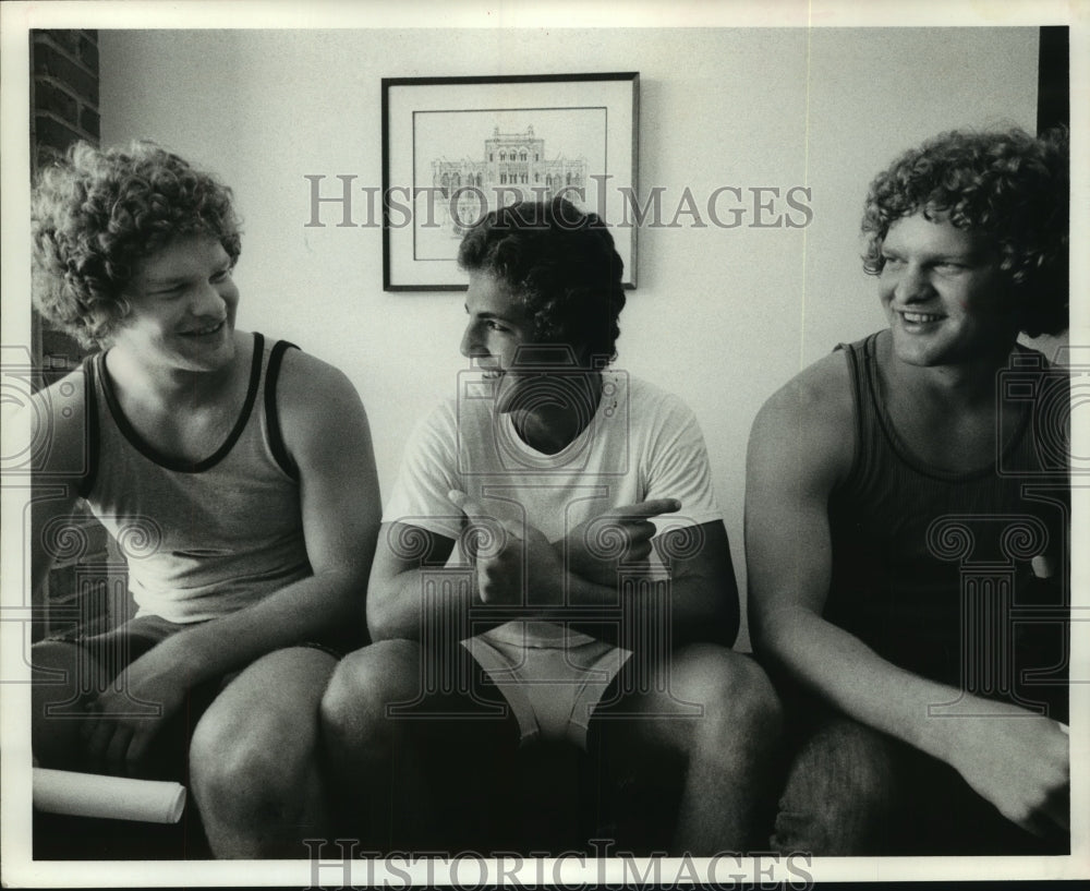 1977 Press Photo Rice&#39;s quarterback Randy Hertel tries to figure who is who.- Historic Images