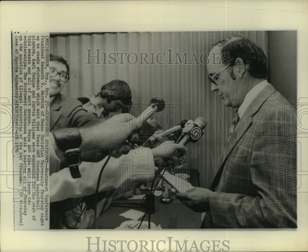 1975 Press Photo Southwest Conference president K. Herrick announces suspensions- Historic Images