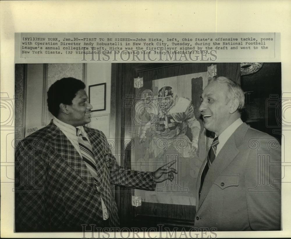 1974 Press Photo Ohio State&#39;s John Hicks with New York Giants&#39; Andy Robustelli. - Historic Images