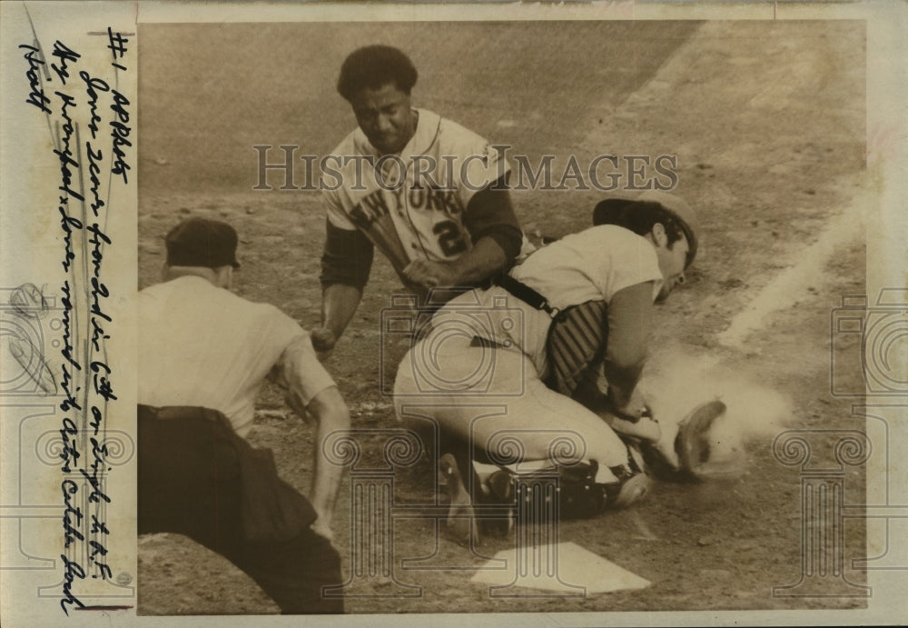 1971 Press Photo Mets&#39; Jones scores as Astros&#39; Jack Hiatt tries to block plate.- Historic Images