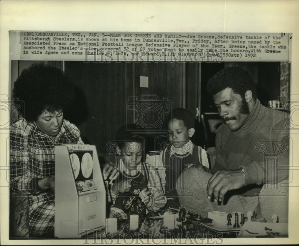 1972 Press Photo Steelers&#39; Joe Greene with wife Agnes and sons at home in Texas.- Historic Images