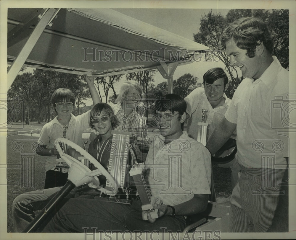 1973 Press Photo Winners of Braeburn Country Club&#39;s Youth tourney with trophies.- Historic Images