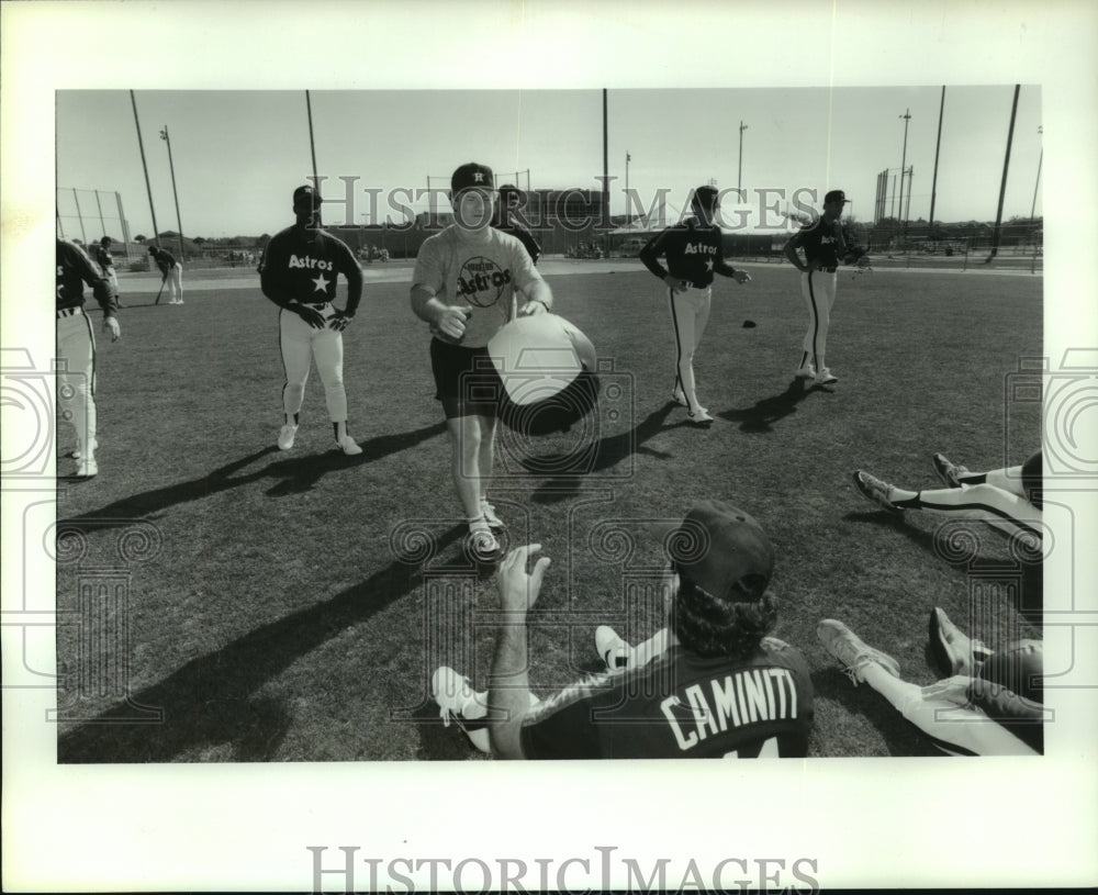 1990 Press Photo Houston Astros trainer &quot;Doc&quot; Coleman leads drills with team. - Historic Images