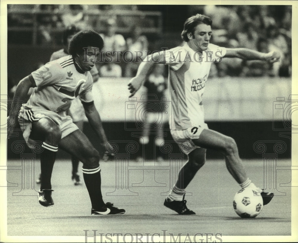 1979 Press Photo New Houston Hurricane Nino Zec dribbles past Mark Lindsay.- Historic Images