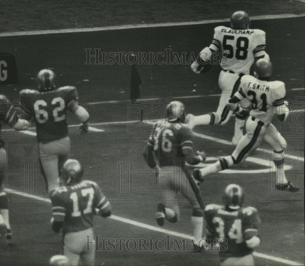 1970 Bengals' linebacker Beauchamp scores as Oilers' offense pursues - Historic Images